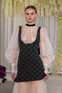 Nardos - Runway - Şubat 2026 New York Moda Haftası. 12 Şubat 2026, New York, New York, ABD: New York City 'de 12 Şubat 2026' da New York Moda Haftası sırasında Nardos gösterisinde bir model podyumda yürüyor..