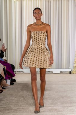 Nardos - Runway - Şubat 2026 New York Moda Haftası. 12 Şubat 2026, New York, New York, ABD: New York City 'de 12 Şubat 2026' da New York Moda Haftası sırasında Nardos gösterisinde bir model podyumda yürüyor..