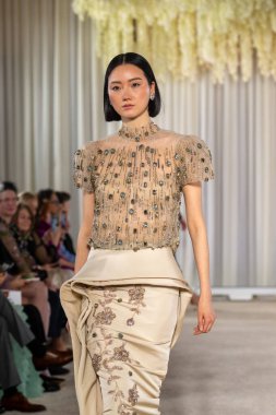 Nardos - Runway - Şubat 2026 New York Moda Haftası. 12 Şubat 2026, New York, New York, ABD: New York City 'de 12 Şubat 2026' da New York Moda Haftası sırasında Nardos gösterisinde bir model podyumda yürüyor..