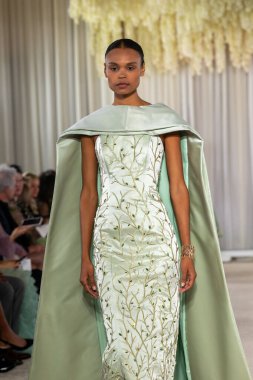 Nardos - Runway - Şubat 2026 New York Moda Haftası. 12 Şubat 2026, New York, New York, ABD: New York City 'de 12 Şubat 2026' da New York Moda Haftası sırasında Nardos gösterisinde bir model podyumda yürüyor..