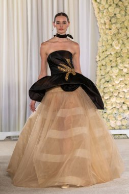 Nardos - Runway - Şubat 2026 New York Moda Haftası. 12 Şubat 2026, New York, New York, ABD: New York City 'de 12 Şubat 2026' da New York Moda Haftası sırasında Nardos gösterisinde bir model podyumda yürüyor..