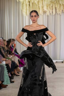 Nardos - Runway - Şubat 2026 New York Moda Haftası. 12 Şubat 2026, New York, New York, ABD: New York City 'de 12 Şubat 2026' da New York Moda Haftası sırasında Nardos gösterisinde bir model podyumda yürüyor..