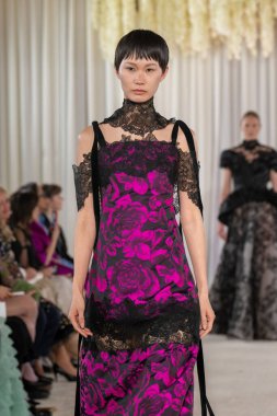 Nardos - Runway - Şubat 2026 New York Moda Haftası. 12 Şubat 2026, New York, New York, ABD: New York City 'de 12 Şubat 2026' da New York Moda Haftası sırasında Nardos gösterisinde bir model podyumda yürüyor..