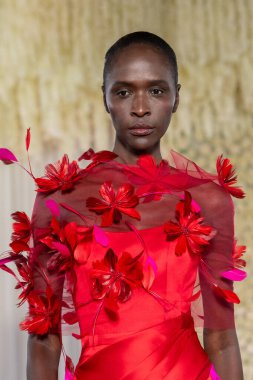 Nardos - Runway - Şubat 2026 New York Moda Haftası. 12 Şubat 2026, New York, New York, ABD: New York City 'de 12 Şubat 2026' da New York Moda Haftası sırasında Nardos gösterisinde bir model podyumda yürüyor..