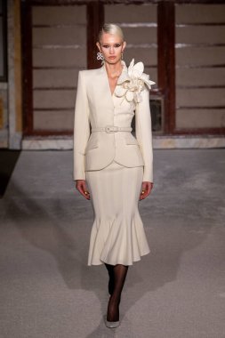 Sergio Hudson - Runway - Şubat 2026 New York Moda Haftası. 13 Şubat 2026, New York, New York, ABD: New York Halk Kütüphanesi 'ndeki New York Moda Haftası sırasında Sergio Hudson defilesi için podyumda bir manken yürüyor