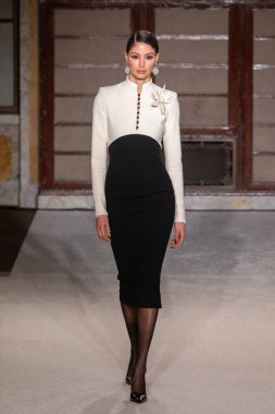 Sergio Hudson - Runway - Şubat 2026 New York Moda Haftası. 13 Şubat 2026, New York, New York, ABD: New York Halk Kütüphanesi 'ndeki New York Moda Haftası sırasında Sergio Hudson defilesi için podyumda bir manken yürüyor