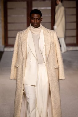 Sergio Hudson - Runway - Şubat 2026 New York Moda Haftası. 13 Şubat 2026, New York, New York, ABD: New York Halk Kütüphanesi 'ndeki New York Moda Haftası sırasında Sergio Hudson defilesi için podyumda bir manken yürüyor