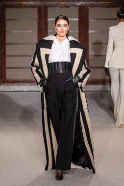 Sergio Hudson - Runway - Şubat 2026 New York Moda Haftası. 13 Şubat 2026, New York, New York, ABD: Daphne Velghe New York Halk Kütüphanesi 'ndeki New York Moda Haftası sırasında Sergio Hudson defilesi için podyumda yürüyor