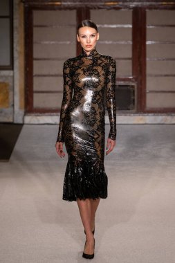 Sergio Hudson - Runway - Şubat 2026 New York Moda Haftası. 13 Şubat 2026, New York, New York, ABD: New York Halk Kütüphanesi 'ndeki New York Moda Haftası sırasında Sergio Hudson defilesi için podyumda bir manken yürüyor