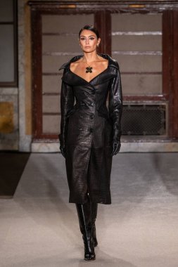 Sergio Hudson - Runway - Şubat 2026 New York Moda Haftası. 13 Şubat 2026, New York, New York, ABD: New York Halk Kütüphanesi 'ndeki New York Moda Haftası sırasında Sergio Hudson defilesi için podyumda bir manken yürüyor