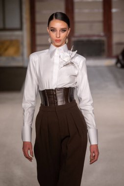 Sergio Hudson - Runway - Şubat 2026 New York Moda Haftası. 13 Şubat 2026, New York, New York, ABD: New York Halk Kütüphanesi 'ndeki New York Moda Haftası sırasında Sergio Hudson defilesi için podyumda bir manken yürüyor