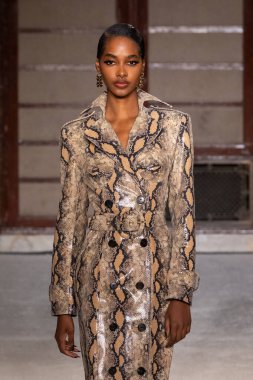 Sergio Hudson - Runway - Şubat 2026 New York Moda Haftası. 13 Şubat 2026, New York, New York, ABD: New York Halk Kütüphanesi 'ndeki New York Moda Haftası sırasında Sergio Hudson defilesi için podyumda bir manken yürüyor