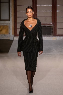 Sergio Hudson - Runway - Şubat 2026 New York Moda Haftası. 13 Şubat 2026, New York, New York, ABD: New York Halk Kütüphanesi 'ndeki New York Moda Haftası sırasında Sergio Hudson defilesi için podyumda bir manken yürüyor