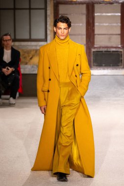 Sergio Hudson - Runway - Şubat 2026 New York Moda Haftası. 13 Şubat 2026, New York, New York, ABD: New York Halk Kütüphanesi 'ndeki New York Moda Haftası sırasında Sergio Hudson defilesi için podyumda bir manken yürüyor