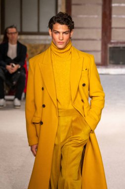 Sergio Hudson - Runway - Şubat 2026 New York Moda Haftası. 13 Şubat 2026, New York, New York, ABD: New York Halk Kütüphanesi 'ndeki New York Moda Haftası sırasında Sergio Hudson defilesi için podyumda bir manken yürüyor