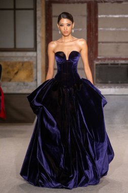 Sergio Hudson - Runway - Şubat 2026 New York Moda Haftası. 13 Şubat 2026, New York, New York, ABD: New York Halk Kütüphanesi 'ndeki New York Moda Haftası sırasında Sergio Hudson defilesi için podyumda bir manken yürüyor