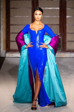 Sergio Hudson - Runway - Şubat 2026 New York Moda Haftası. 13 Şubat 2026, New York, New York, ABD: New York Halk Kütüphanesi 'ndeki New York Moda Haftası sırasında Sergio Hudson defilesi için podyumda bir manken yürüyor