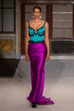 Sergio Hudson - Runway - Şubat 2026 New York Moda Haftası. 13 Şubat 2026, New York, New York, ABD: New York Halk Kütüphanesi 'ndeki New York Moda Haftası sırasında Sergio Hudson defilesi için podyumda bir manken yürüyor