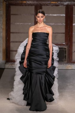 Sergio Hudson - Runway - Şubat 2026 New York Moda Haftası. 13 Şubat 2026, New York, New York, ABD: New York Halk Kütüphanesi 'ndeki New York Moda Haftası sırasında Sergio Hudson defilesi için podyumda bir manken yürüyor