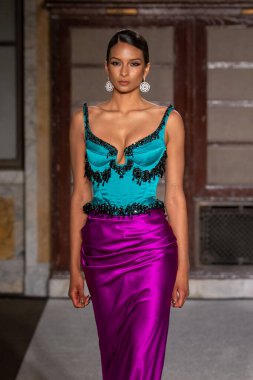 Sergio Hudson - Runway - Şubat 2026 New York Moda Haftası. 13 Şubat 2026, New York, New York, ABD: New York Halk Kütüphanesi 'ndeki New York Moda Haftası sırasında Sergio Hudson defilesi için podyumda bir manken yürüyor