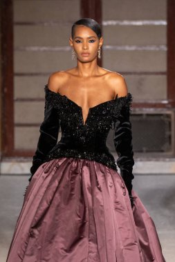 Sergio Hudson - Runway - Şubat 2026 New York Moda Haftası. 13 Şubat 2026, New York, New York, ABD: New York Halk Kütüphanesi 'ndeki New York Moda Haftası sırasında Sergio Hudson defilesi için podyumda bir manken yürüyor