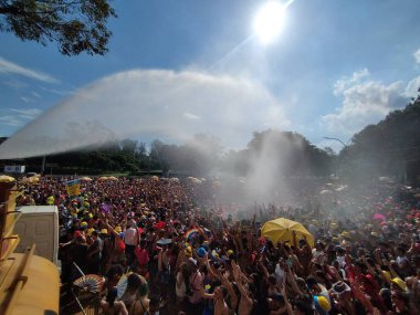 Sao Paulo (SP), 02 / 15 / 2026 - Şarkıcı Pocah, 15 Şubat 2026 Pazar günü öğleden sonra çok fazla güneş ve ısı altında Pocah Block 'a konuklarla birlikte öncülük etti. (Leandro Chemalle / Yeniler 2)