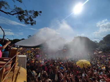 Sao Paulo (SP), 02 / 15 / 2026 - Şarkıcı Pocah, 15 Şubat 2026 Pazar günü öğleden sonra çok fazla güneş ve ısı altında Pocah Block 'a konuklarla birlikte öncülük etti. (Leandro Chemalle / Yeniler 2)