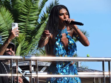 Sao Paulo (SP), 02 / 15 / 2026 - Şarkıcı Pocah, 15 Şubat 2026 Pazar günü öğleden sonra çok fazla güneş ve ısı altında Pocah Block 'a konuklarla birlikte öncülük etti. (Leandro Chemalle / Yeniler 2)