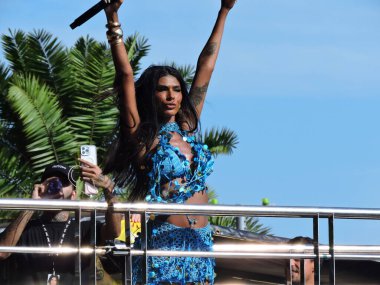 Sao Paulo (SP), 02 / 15 / 2026 - Şarkıcı Pocah, 15 Şubat 2026 Pazar günü öğleden sonra çok fazla güneş ve ısı altında Pocah Block 'a konuklarla birlikte öncülük etti. (Leandro Chemalle / Yeniler 2)