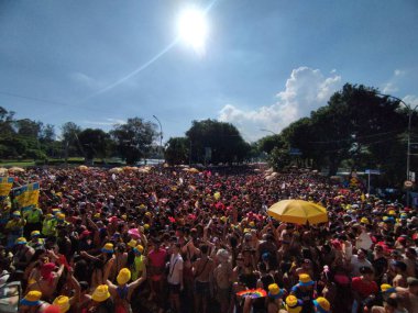 Sao Paulo (SP), 02 / 15 / 2026 - Şarkıcı Pocah, 15 Şubat 2026 Pazar günü öğleden sonra çok fazla güneş ve ısı altında Pocah Block 'a konuklarla birlikte öncülük etti. (Leandro Chemalle / Yeniler 2)