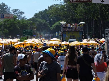 Sao Paulo (SP), 02 / 15 / 2026 - Şarkıcı Pocah, 15 Şubat 2026 Pazar günü öğleden sonra çok fazla güneş ve ısı altında Pocah Block 'a konuklarla birlikte öncülük etti. (Leandro Chemalle / Yeniler 2)