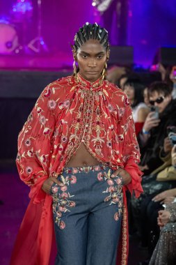 12 Şubat 2026, New York, New York, ABD: 12 Şubat 2026 'da Bowery Balo Salonu' ndaki New York Moda Haftası sırasında Cucculelli Shaheen defilesinde bir model podyumda yürüyor. (M10 'lar\ yeni 2ler))