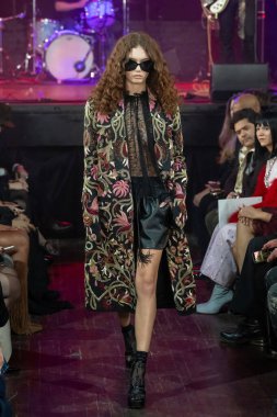 12 Şubat 2026, New York, New York, ABD: 12 Şubat 2026 'da Bowery Balo Salonu' ndaki New York Moda Haftası sırasında Cucculelli Shaheen defilesinde bir model podyumda yürüyor. (M10 'lar\ yeni 2ler))