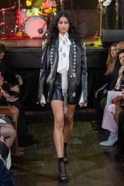 12 Şubat 2026, New York, New York, ABD: 12 Şubat 2026 'da Bowery Balo Salonu' ndaki New York Moda Haftası sırasında Cucculelli Shaheen defilesinde bir model podyumda yürüyor. (M10 'lar\ yeni 2ler))