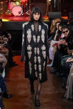 12 Şubat 2026, New York, New York, ABD: 12 Şubat 2026 'da Bowery Balo Salonu' ndaki New York Moda Haftası sırasında Cucculelli Shaheen defilesinde bir model podyumda yürüyor. (M10 'lar\ yeni 2ler))