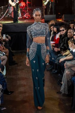 12 Şubat 2026, New York, New York, ABD: 12 Şubat 2026 'da Bowery Balo Salonu' ndaki New York Moda Haftası sırasında Cucculelli Shaheen defilesinde bir model podyumda yürüyor. (M10 'lar\ yeni 2ler))