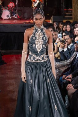 12 Şubat 2026, New York, New York, ABD: 12 Şubat 2026 'da Bowery Balo Salonu' ndaki New York Moda Haftası sırasında Cucculelli Shaheen defilesinde bir model podyumda yürüyor. (M10 'lar\ yeni 2ler))