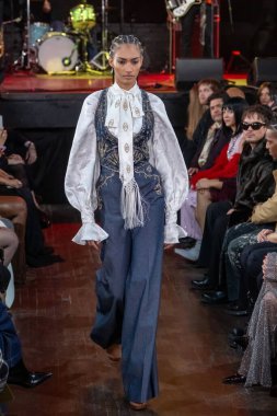 12 Şubat 2026, New York, New York, ABD: 12 Şubat 2026 'da Bowery Balo Salonu' ndaki New York Moda Haftası sırasında Cucculelli Shaheen defilesinde bir model podyumda yürüyor. (M10 'lar\ yeni 2ler))