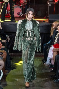 12 Şubat 2026, New York, New York, ABD: 12 Şubat 2026 'da Bowery Balo Salonu' ndaki New York Moda Haftası sırasında Cucculelli Shaheen defilesinde bir model podyumda yürüyor. (M10 'lar\ yeni 2ler))