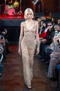 12 Şubat 2026, New York, New York, ABD: 12 Şubat 2026 'da Bowery Balo Salonu' ndaki New York Moda Haftası sırasında Cucculelli Shaheen defilesinde bir model podyumda yürüyor. (M10 'lar\ yeni 2ler))