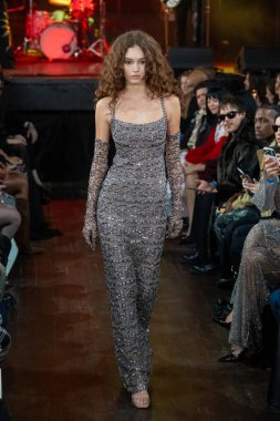 12 Şubat 2026, New York, New York, ABD: 12 Şubat 2026 'da Bowery Balo Salonu' ndaki New York Moda Haftası sırasında Cucculelli Shaheen defilesinde bir model podyumda yürüyor. (M10 'lar\ yeni 2ler))