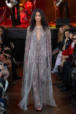 12 Şubat 2026, New York, New York, ABD: 12 Şubat 2026 'da Bowery Balo Salonu' ndaki New York Moda Haftası sırasında Cucculelli Shaheen defilesinde bir model podyumda yürüyor. (M10 'lar\ yeni 2ler))