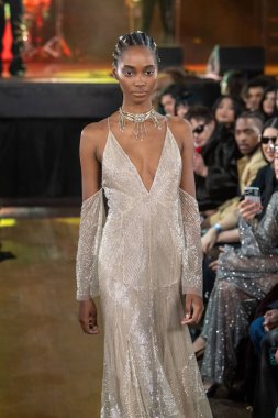 12 Şubat 2026, New York, New York, ABD: 12 Şubat 2026 'da Bowery Balo Salonu' ndaki New York Moda Haftası sırasında Cucculelli Shaheen defilesinde bir model podyumda yürüyor. (M10 'lar\ yeni 2ler))