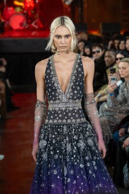 12 Şubat 2026, New York, New York, ABD: 12 Şubat 2026 'da Bowery Balo Salonu' ndaki New York Moda Haftası sırasında Cucculelli Shaheen defilesinde bir model podyumda yürüyor. (M10 'lar\ yeni 2ler))