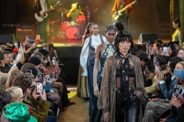 12 Şubat 2026, New York, New York, ABD: Modeller Bowery Balo Salonu 'ndaki New York Moda Haftası sırasında Cucculelli Shaheen defilesinde podyum finalinde yürür. (M10 'lar\ yeni 2ler))