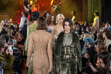 12 Şubat 2026, New York, New York, ABD: Bowery Ballroom 'daki New York Moda Haftası sırasında Cucculelli Shaheen defilesinde mankenler podyum finalinde yürür.