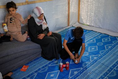 15 Şubat 2026, Gazze, Filistin: 14 yaşındaki Filistinli çocuk Ahmed Abu Ouda kampına neşe getirmek amacıyla boş gazoz kutularından basit Ramazan fenerleri yarattı. (Mohammed Skaik\ Yeni 2))