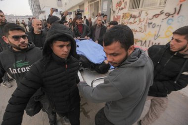 15 Şubat 2026 - Gazze, Filistin: Jabalia bölgesinde yerlerinden edilen sivillerin hedef alındığı bir çadır saldırısının ardından şafak vakti dört Filistinli öldürüldü. (hashem zimmo\ Yeni 2))