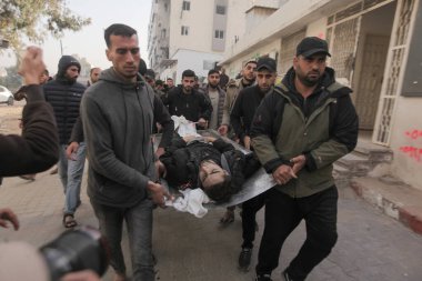 15 Şubat 2026 - Gazze, Filistin: Jabalia bölgesinde yerlerinden edilen sivillerin hedef alındığı bir çadır saldırısının ardından şafak vakti dört Filistinli öldürüldü. (hashem zimmo\ Yeni 2))