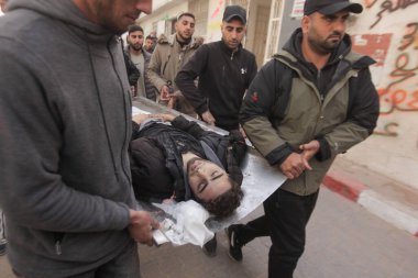 15 Şubat 2026 - Gazze, Filistin: Jabalia bölgesinde yerlerinden edilen sivillerin hedef alındığı bir çadır saldırısının ardından şafak vakti dört Filistinli öldürüldü. (hashem zimmo\ Yeni 2))